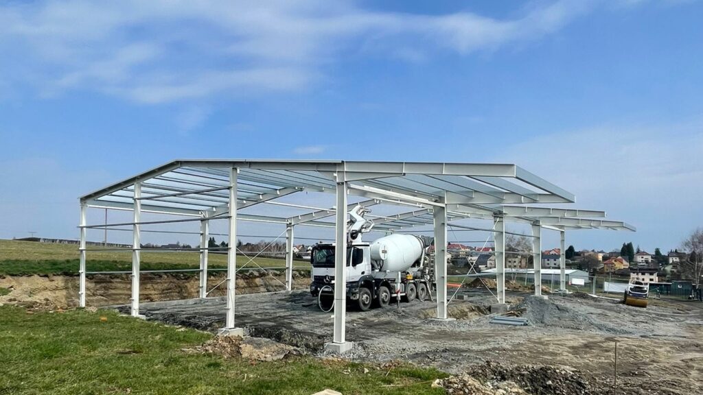 Skladová hala, Pustá Polom