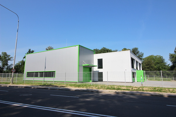 Skladová hala a administrativní zázemí realizovaná pro investora SARIV - Němčík s.r.o. opláštěná sendvičovými panely.