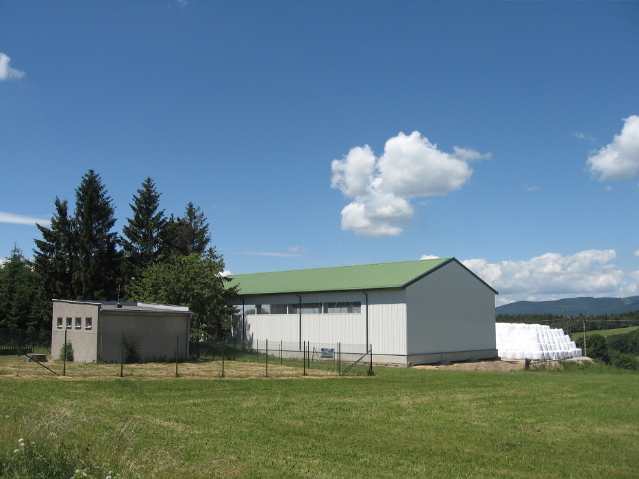 Realizace haly pro uskladnění krmiv a steliv realizovanou v Tvrdkově se řadí k dalším z mnoha realizovaným zemědělským objektům.