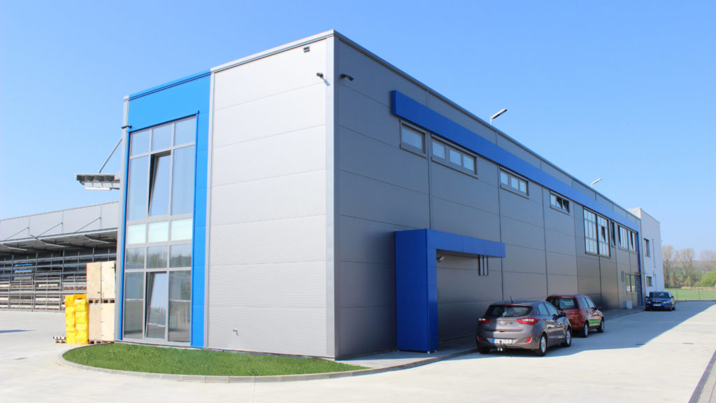 Začátkem roku 2017 se naše společnost podílela na výstavbě nového obchodně výrobního areálu společnosti NIVEKO s.r.o. v Uherském Brodě.