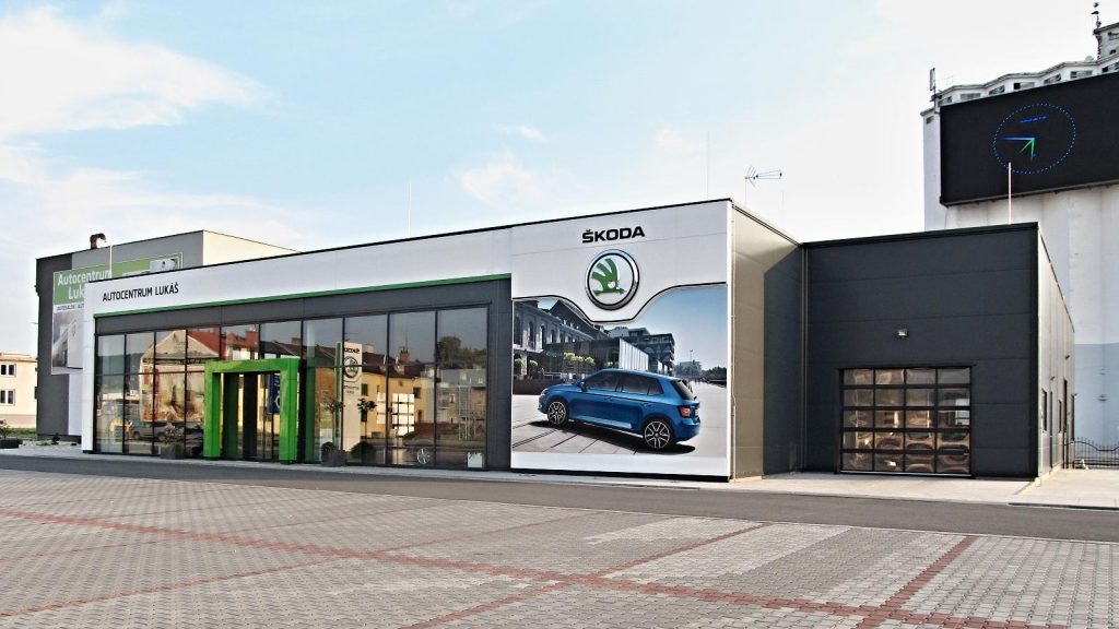 V roce 2014 jsme pro Autocentrum Lukáš úspěšně realizovali výstavbu autosalonu se servisem ŠKODA. Návrh dodržuje architektonický koncept značky ŠKODA.