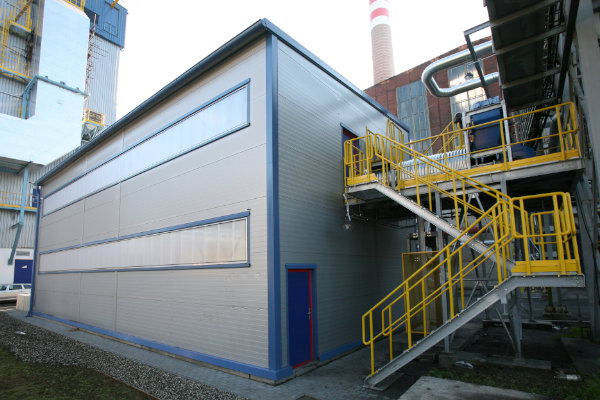 Pro investora Dalkia Česká republika, a.s. jsme realizovali výstavbu ocelové haly pro kontejnery se sendvičovými panely PUR, klempířskými prvky a ocelovým schodištěm.