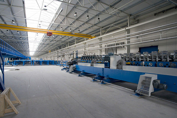 Rozšíření výrobní haly společnosti Kingspan a.s. proběhla v Hradci Králové. Kingspan a.s. je předním světovým výrobce izolačních a zateplovacích systémů.