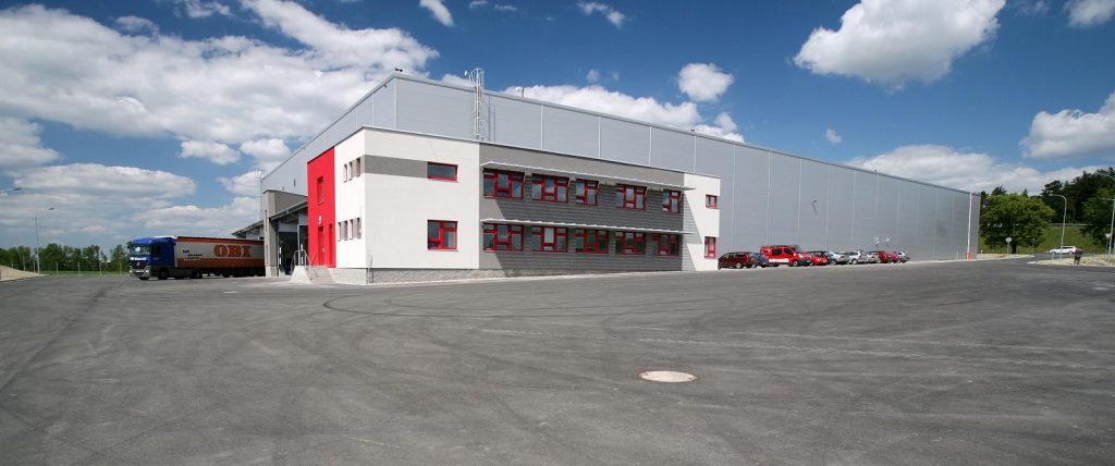 Logistické centrum České přepravní společnosti Šmídl s.r.o. ve Vysokém Mýtě jsme postavili v roce 2008 za rekordní 3 měsíce, jako kompletní stavbu na klíč.