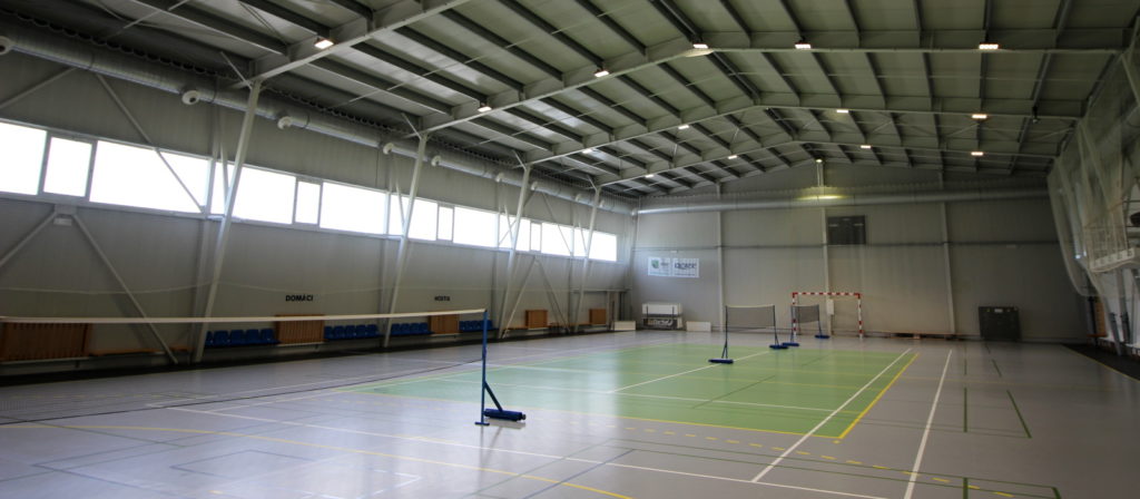 Sportovní zázemí bylo realizováno v rámové ocelové konstrukci a skladová hala v příhradové konstrukci vystavěné pro SPORT SERVICE, s.r.o.