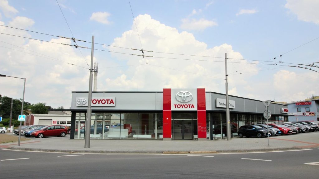 Novostavba showroomu Toyota navrženého v konstrukčním systému VEDE opláštěn sendvičovými panely.