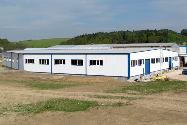 Příhradová ocelová konstrukce výrobní haly ve tvaru lichoběžníku vystavěna pro investora TVD-Technická výroba, a.s.