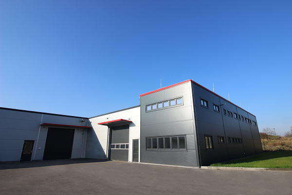Realizace skladově-výrobní hala s administrativním zázemím v Olomouci včetně opláštění sendvičovými panely, výplní otvorů a klempířských prvků.